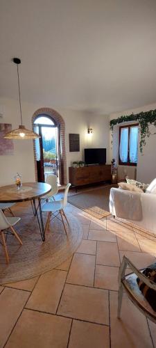 uma sala de estar com uma mesa e um sofá em La Casa nel Borgo em San Felice del Benaco