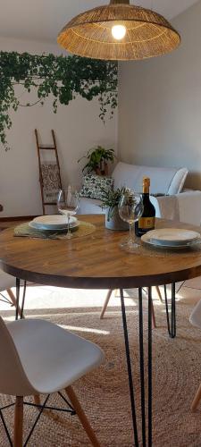 uma mesa de madeira com pratos e copos de vinho em La Casa nel Borgo em San Felice del Benaco