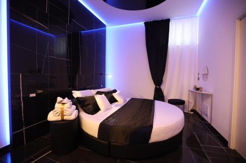 um quarto com uma cama num quarto com luzes roxas em 50m2 Suite em Capurso