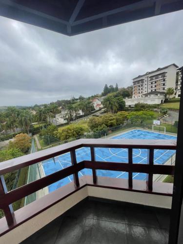 balcone con vista sulla piscina di Piemonte Flat Serra Neg SP a Serra Negra