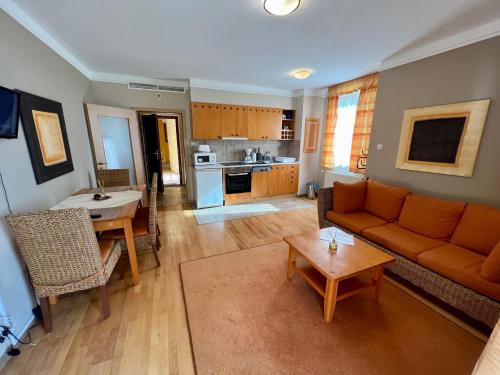 sala de estar con sofá y mesa en Luxus Golf Apartment, en Bük