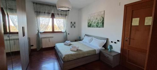 a small bedroom with a bed with two towels on it at Regina Ciclarum Suite in Fiumicino