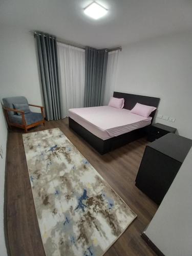 מיטה או מיטות בחדר ב-شقه في ارقي كمبوند الشيخ زايد