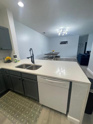 eine Küche mit Spüle und Arbeitsplatte in der Unterkunft Home sweet Home near Disneyland in Kissimmee