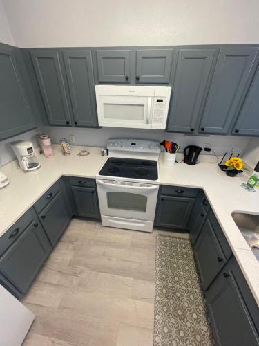 15 minutes way from Disney Condo Resort Pool Sleeps 10 photo 8
