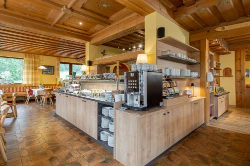 eine große Küche mit Holzwänden und Holzdecken in der Unterkunft Gästehaus Hochkönig in Filzmoos