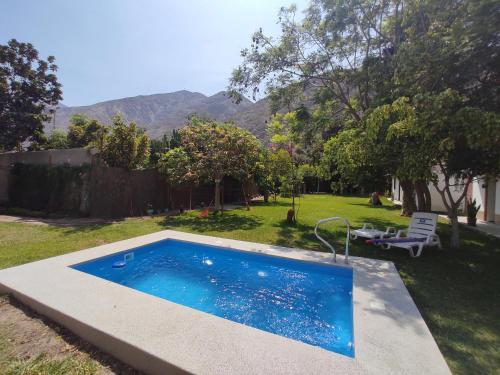 una piscina nel cortile di un cortile di Qintipillpi Lunahuaná a Lunahuaná