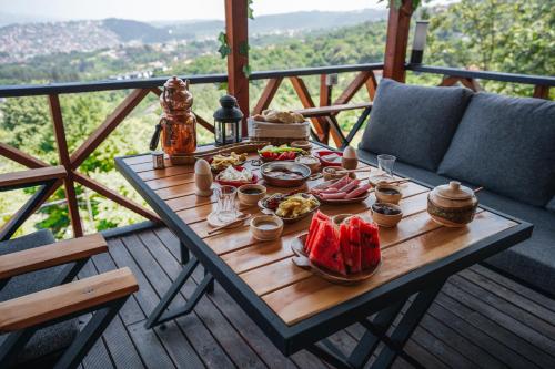 stół z jedzeniem na balkonie w obiekcie Bungalow green love sapanca w mieście Sapanca