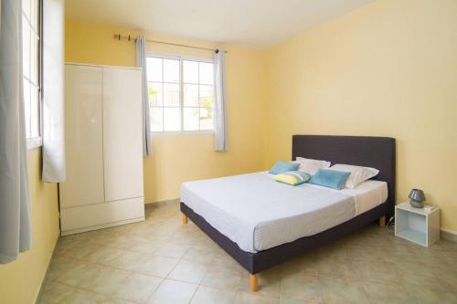 Una cama o camas en una habitación de T4 Ixora à Mare-Gaillard Gosier