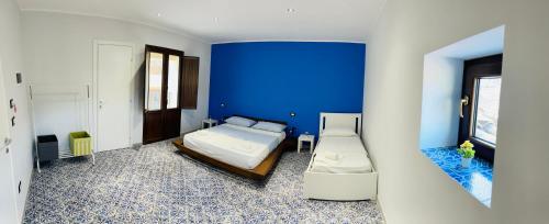 Dormitorio azul con cama y pared azul en Corleone Bed, en Corleone