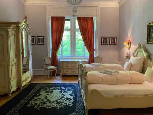 a bedroom with two beds and a window at Schloss Langenzell, Grafensuite in Wiesenbach