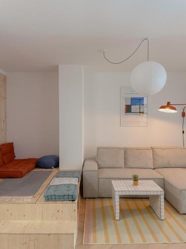 salon z kanapą i stołem w obiekcie NØDA - Nørdic Design Apartment with Terrace w Liptowskim Mikulaszu