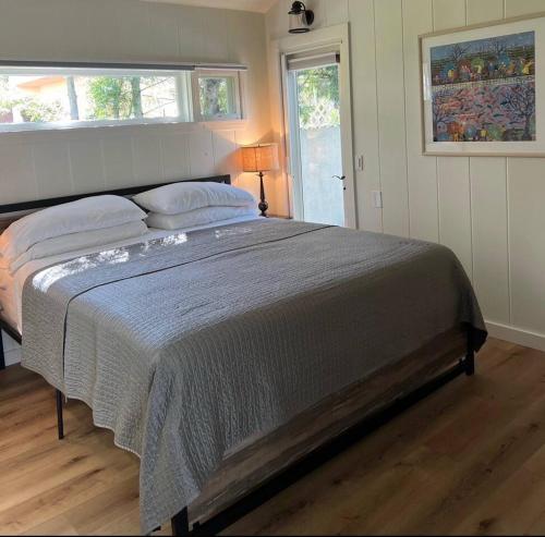 - une chambre avec un grand lit dans l'établissement laguna beach cottage home, à Laguna Beach