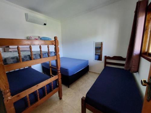 Casa de Praia da Ju - Caraguatatuba emeletes ágyai egy szobában
