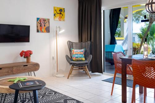 a living room with a table and chairs at Diver's Paradise Bonaire in Kralendijk