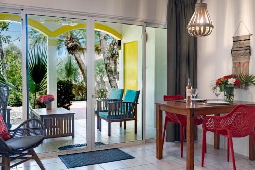 a dining room with a table and chairs at Diver's Paradise Bonaire in Kralendijk