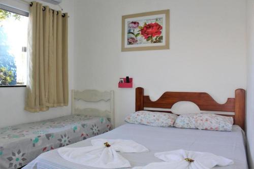 sypialnia z 2 białymi ręcznikami na łóżku w obiekcie Pousada Rio do Prado w mieście Porto Seguro