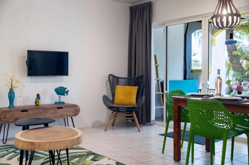 a living room with a table and chairs at Diver's Paradise Bonaire in Kralendijk