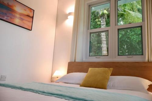 Un pat sau paturi într-o cameră la Blue Whale Villa - Penthouse