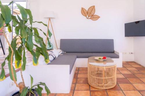 CocoMar I- Luxurious villa with heated pool near the sea في Guatiza: غرفة معيشة بها أريكة وطاولة