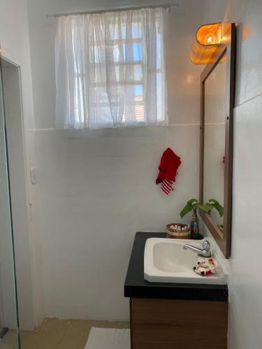 a bathroom with a sink and a mirror at Casa América in Parnaíba