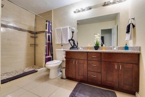 uma casa de banho com um chuveiro, um WC e um lavatório. em Vegas Oasis em Las Vegas