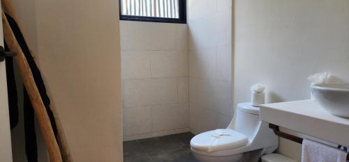 uma casa de banho com um WC e um lavatório em Kin Tulum House downtown em Tulum
