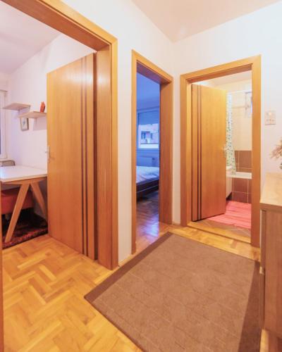 un corridoio con due porte e una camera con un letto di City Center Family Apartment Novi Sad a Novi Sad