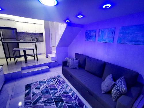 Sala de estar de color púrpura con sofá y cocina en Loft VIP in Naama bey en Sharm El Sheikh