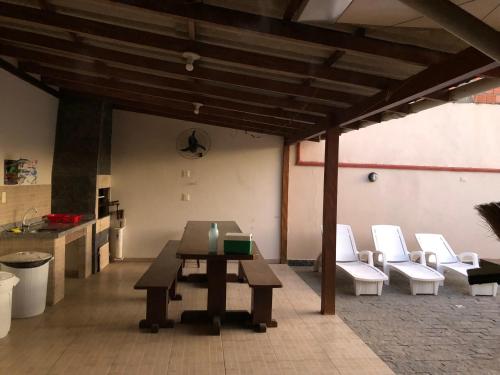 Χώρος καθιστικού στο Bela casa, com internet, piscina e churrasqueira para descansar e desfrutar, dias de paz