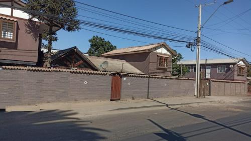 una strada vuota con case e una recinzione di Alojamiento jv MATRIMONIAL a Nogales