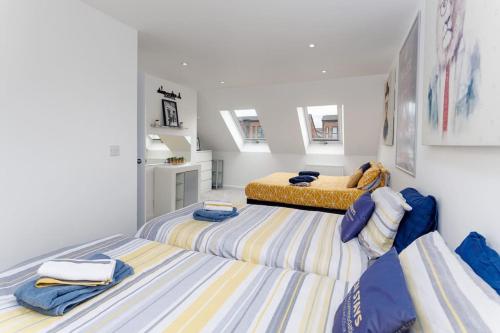 Postel nebo postele na pokoji v ubytování Homely New Build House W/ Anfield Stadium View!