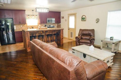 uma sala de estar com um sofá e uma cozinha em Hill Country Escape em New Braunfels