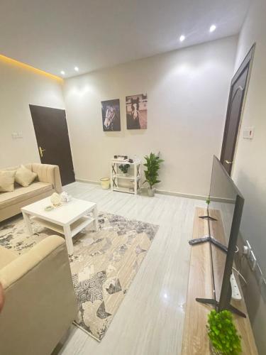 - un salon avec un canapé et une télévision dans l'établissement شقة فاخرة غرفة نوم وصالة, à Riyad