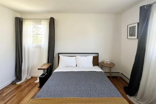 um quarto com uma cama e uma janela em Entertainer's Dream, Designer Getaway em Brookfield