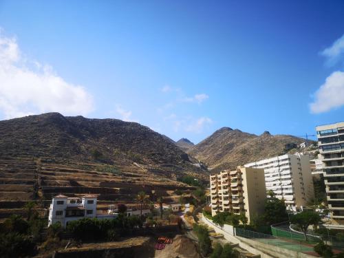 ein Blick auf eine Stadt mit Bergen im Hintergrund in der Unterkunft RAMBLA DREAMS Nuevo apartamento céntrico y 1GB in Santa Cruz de Tenerife