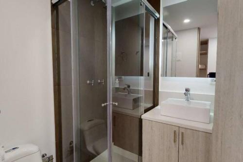 Phòng tắm tại Apartamento con Terraza cerca a Unicentro