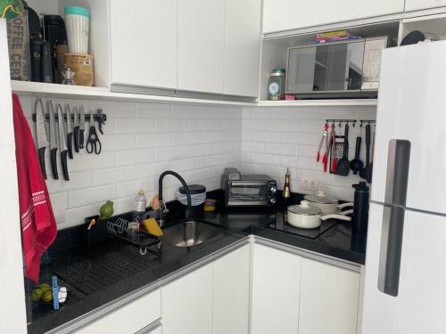 a kitchen with a sink and a counter top at Apartamento Top in Fortaleza