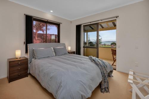 Кровать или кровати в номере Seaside on Stratford - Cable Bay Holiday Home