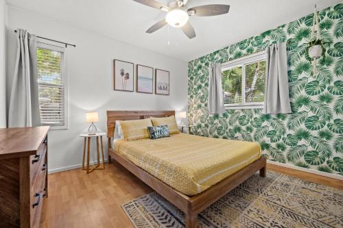 1 dormitorio con 1 cama y ventilador de techo en Sunshine Home and Romantic Vacation, en Sarasota