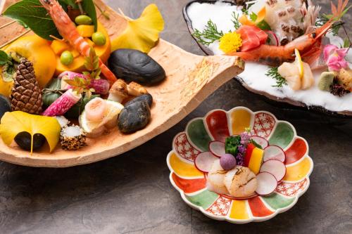 旅館の敷地内または近くでの食事または食べ物