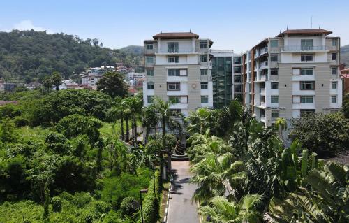 Blick auf eine Stadt mit hohen Gebäuden in der Unterkunft iCheck inn Residences Patong in Patong Beach