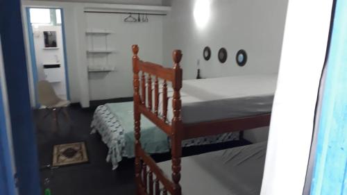 - une chambre avec des lits superposés en bois dans l'établissement Suites Cabo Frio, à Cabo Frio
