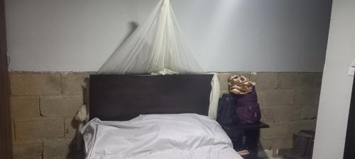Un dormitorio con una cama con una red. en Paraíso, en Marinilla