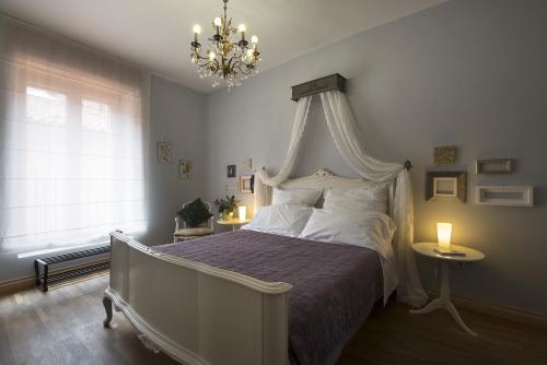 een slaapkamer met een groot bed met een baldakijn bij B&B La Cuntana in Potenza