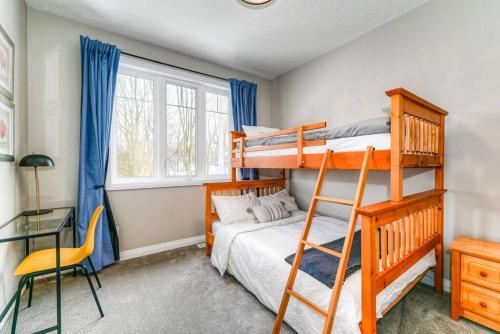 1 dormitorio con 2 literas y escritorio en Riverside Villa en Kitchener