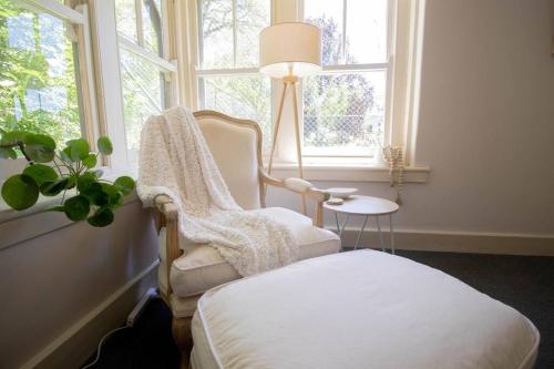 Habitación con cama, silla y ventana en • Parkside • Spacious central family retreat en Alfredton