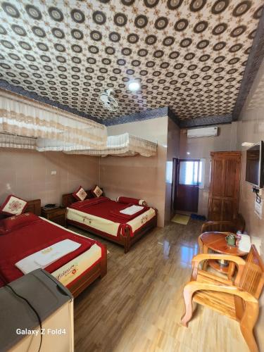 Kon Von Kla的住宿－Vân Tân，客房设有两张床和天花板上的电视。