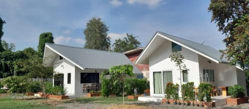 Κήπος έξω από το Pasak River House