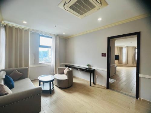 a living room with a couch and a table at Quê Tôi Hotel in Soc Trang